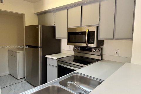 Copropriété à louer à Hollywood, Floride: 2 chambres, 98.48 m2 № 1956173 - photo 1