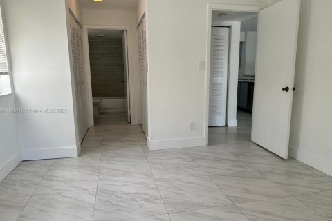 Copropriété à louer à Hollywood, Floride: 2 chambres, 98.48 m2 № 1956173 - photo 9