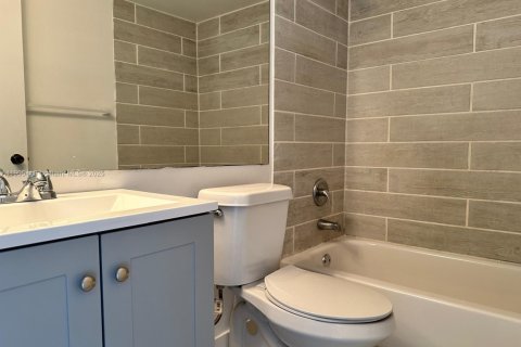 Copropriété à louer à Hollywood, Floride: 2 chambres, 98.48 m2 № 1956173 - photo 7