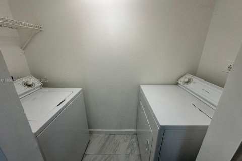 Copropriété à louer à Hollywood, Floride: 2 chambres, 98.48 m2 № 1956173 - photo 2