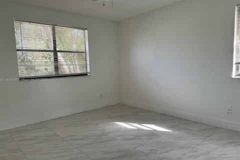 Copropriété à louer à Hollywood, Floride: 2 chambres, 98.48 m2 № 1956173 - photo 8