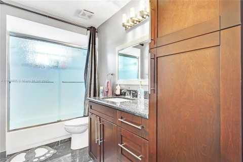 Casa en venta en Pembroke Pines, Florida, 4 dormitorios, 320.79 m2 № 1972385 - foto 27