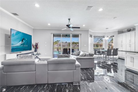 Casa en venta en Pembroke Pines, Florida, 4 dormitorios, 320.79 m2 № 1972385 - foto 18