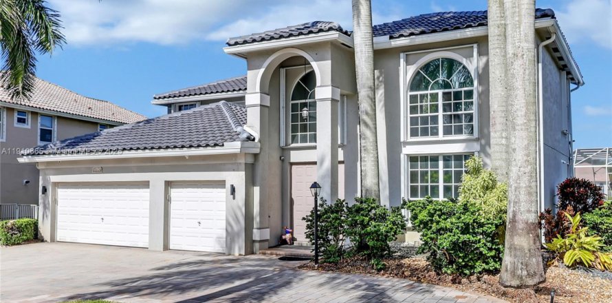 Casa en Pembroke Pines, Florida 4 dormitorios, 320.79 m2 № 1972385