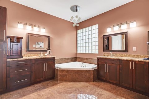 Casa en venta en Pembroke Pines, Florida, 4 dormitorios, 320.79 m2 № 1972385 - foto 28