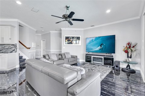 Casa en venta en Pembroke Pines, Florida, 4 dormitorios, 320.79 m2 № 1972385 - foto 16