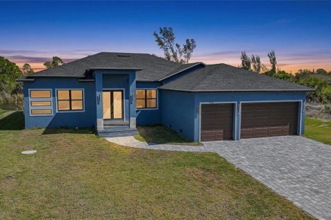 House in Port Charlotte, Florida 3 bedrooms, 219.71 sq.m. № 2103297
