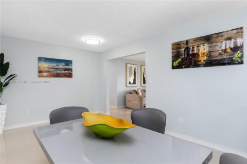 Villa ou maison à vendre à Miami, Floride: 3 chambres, 126.72 m2 № 1956037 - photo 17