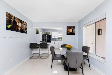 Villa ou maison à vendre à Miami, Floride: 3 chambres, 126.72 m2 № 1956037 - photo 12