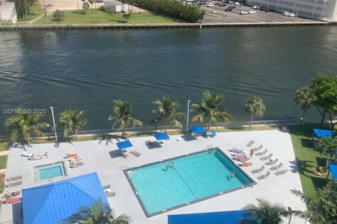 Condo in Hallandale Beach, Florida, 1 bedroom № 1988841 - photo 13