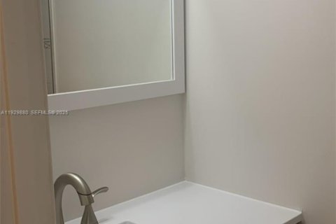 Condo in Hallandale Beach, Florida, 1 bedroom № 1988841 - photo 8