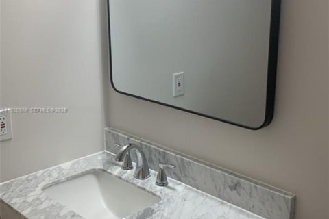 Condo in Hallandale Beach, Florida, 1 bedroom № 1988841 - photo 10
