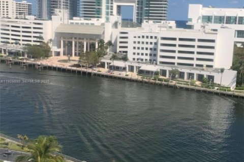 Condo in Hallandale Beach, Florida, 1 bedroom № 1988841 - photo 2