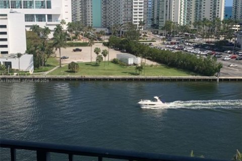 Condo in Hallandale Beach, Florida, 1 bedroom № 1988841 - photo 1