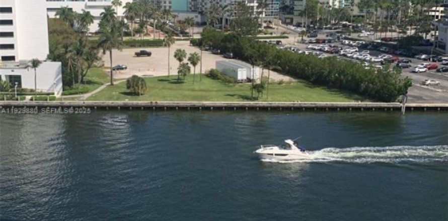 Condo in Hallandale Beach, Florida, 1 bedroom № 1988841