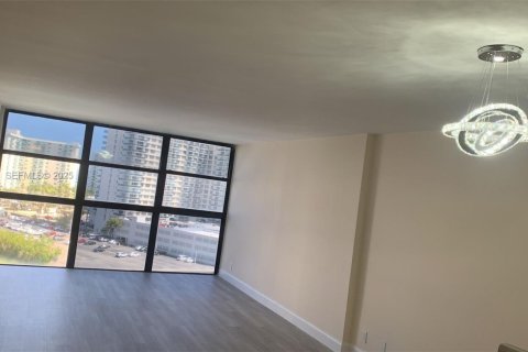 Condo in Hallandale Beach, Florida, 1 bedroom № 1988841 - photo 9
