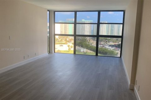 Condo in Hallandale Beach, Florida, 1 bedroom № 1988841 - photo 6