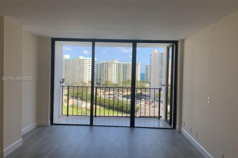 Condo in Hallandale Beach, Florida, 1 bedroom № 1988841 - photo 7