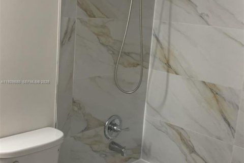 Condo in Hallandale Beach, Florida, 1 bedroom № 1988841 - photo 11