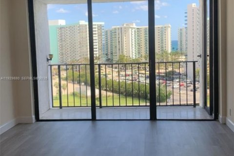 Condo in Hallandale Beach, Florida, 1 bedroom № 1988841 - photo 12