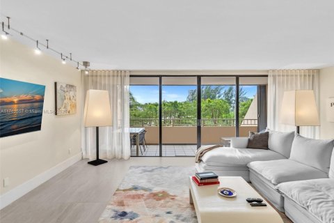 Condo in Miami, Florida, 2 bedrooms  № 1865443 - photo 1