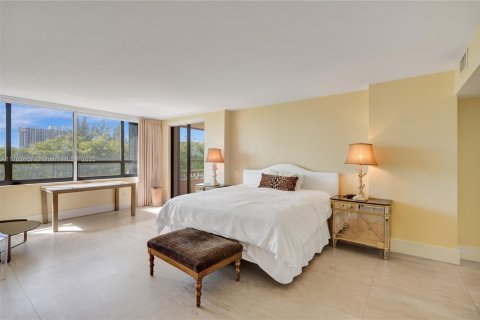 Condo in Miami, Florida, 2 bedrooms  № 1865443 - photo 11