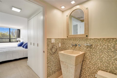 Condo in Miami, Florida, 2 bedrooms  № 1865443 - photo 13
