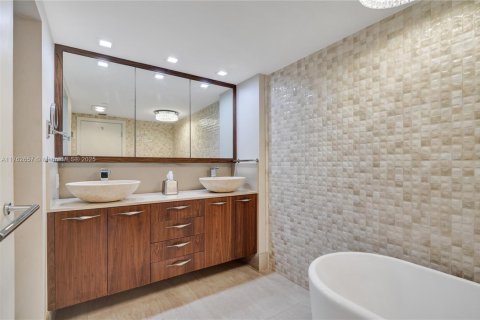 Condo in Miami, Florida, 2 bedrooms  № 1865443 - photo 25