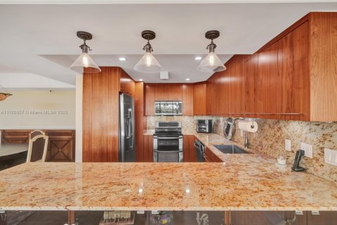 Condo in Miami, Florida, 2 bedrooms  № 1865443 - photo 29
