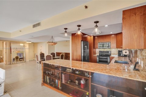 Condo in Miami, Florida, 2 bedrooms  № 1865443 - photo 30