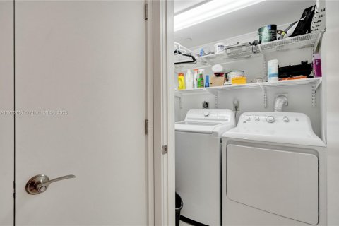 Condo in Miami, Florida, 2 bedrooms  № 1865443 - photo 14