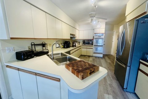 Снять в аренду виллу или дом в Форт-Лодердейл, Флорида 5 спален, 361.48м2, № 2088801 - фото 16
