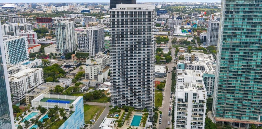 Condo in Miami, Florida, 3 bedrooms  № 2154014