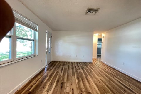 House in New Port Richey, Florida 3 bedrooms, 111.48 sq.m. № 1898778 - photo 11