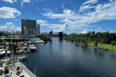 Condominio en venta en Miami, Florida, 1 dormitorio, 58.9 m2 № 1863296 - foto 14