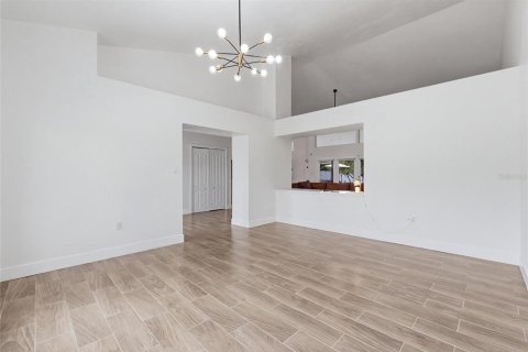 House in Haines City, Florida 4 bedrooms, 266.63 sq.m. № 2426955 - photo 25