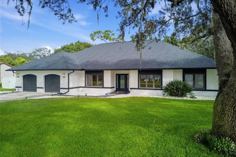 House in Haines City, Florida 4 bedrooms, 266.63 sq.m. № 2426955 - photo 4