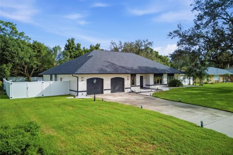 House in Haines City, Florida 4 bedrooms, 266.63 sq.m. № 2426955 - photo 3