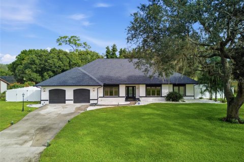 House in Haines City, Florida 4 bedrooms, 266.63 sq.m. № 2426955 - photo 2