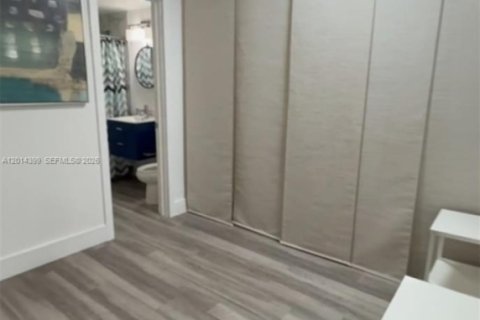 Condo in Miami Beach, Florida № 2076437 - photo 13