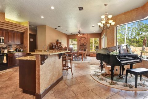 House in Ormond Beach, Florida 3 bedrooms, 246.47 sq.m. № 1916319 - photo 8