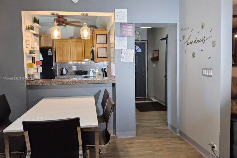 Снять в аренду виллу или дом в Корал-Гейблс, Флорида 3 спальни, 102.19м2, № 2017211 - фото 7