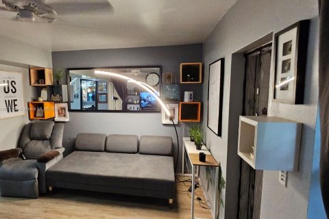 Снять в аренду виллу или дом в Корал-Гейблс, Флорида 3 спальни, 102.19м2, № 2017211 - фото 2