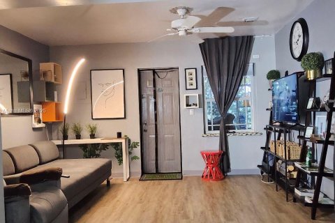 Снять в аренду виллу или дом в Корал-Гейблс, Флорида 3 спальни, 102.19м2, № 2017211 - фото 3