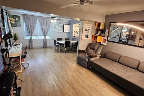 Снять в аренду виллу или дом в Корал-Гейблс, Флорида 3 спальни, 102.19м2, № 2017211 - фото 4