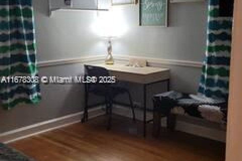 Снять в аренду виллу или дом в Корал-Гейблс, Флорида 3 спальни, 102.19м2, № 2017211 - фото 27