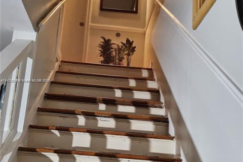 Снять в аренду виллу или дом в Корал-Гейблс, Флорида 3 спальни, 102.19м2, № 2017211 - фото 21