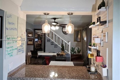 Снять в аренду виллу или дом в Корал-Гейблс, Флорида 3 спальни, 102.19м2, № 2017211 - фото 12