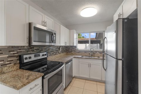 House in Fort Lauderdale, Florida 3 bedrooms, 92.9 sq.m. № 2400579 - photo 2