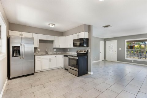 House in Tavares, Florida 3 bedrooms, 125.42 sq.m. № 1512851 - photo 8